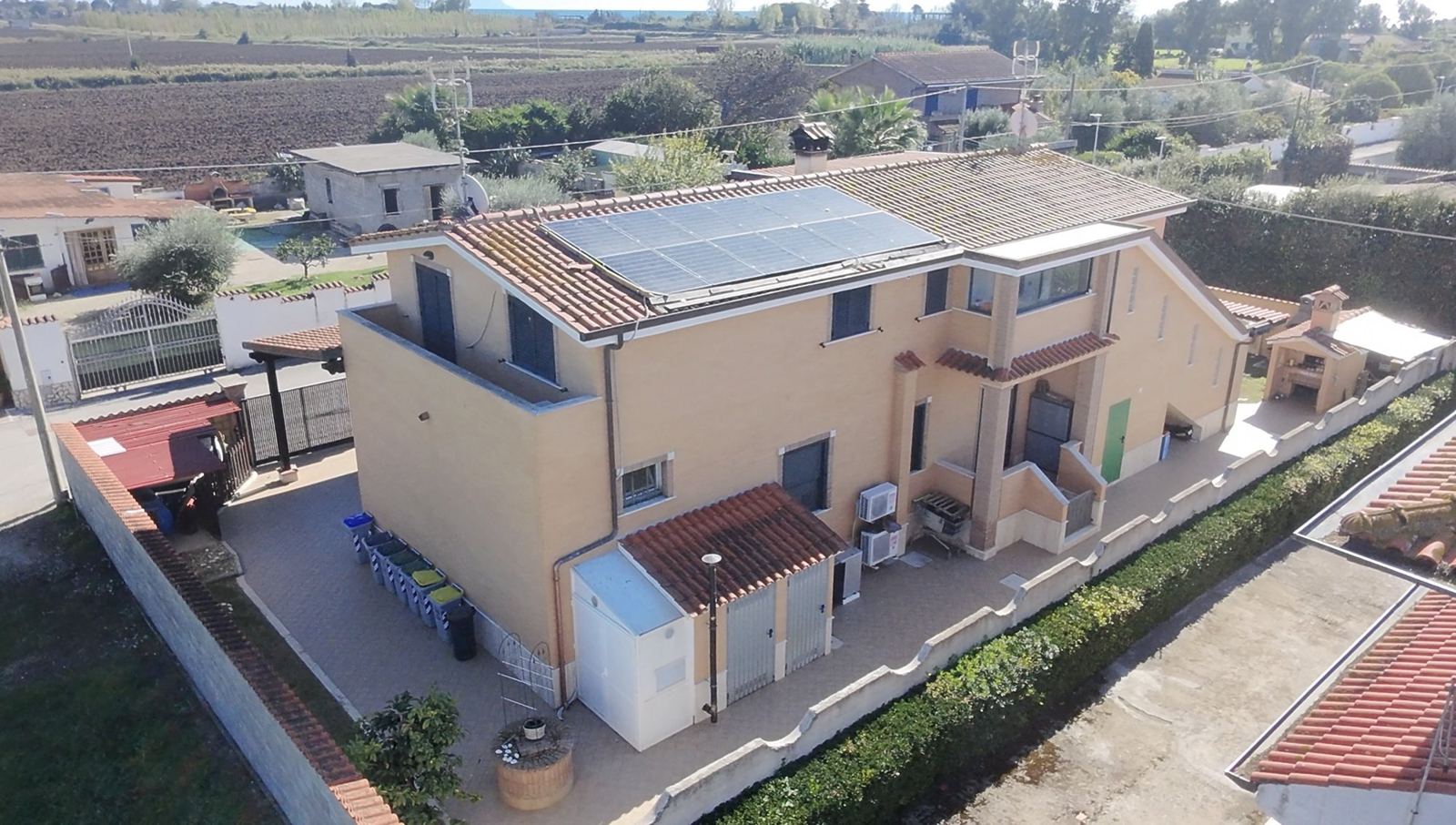 Villa con due appartamenti e giardino a Borgo Sabotino (Latina)
