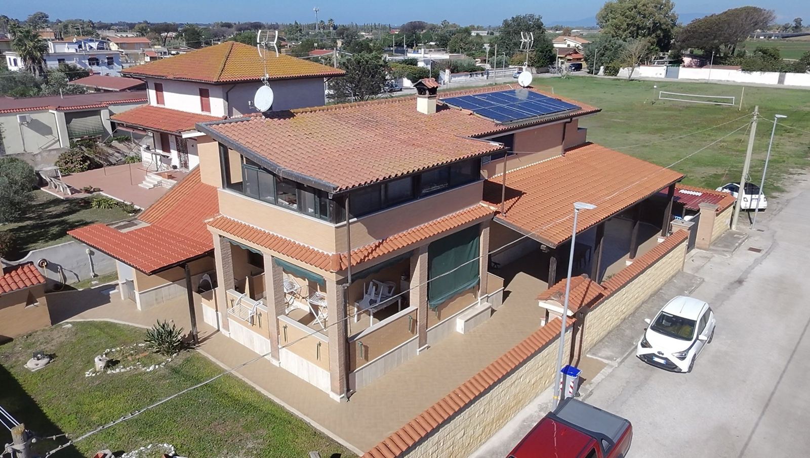 Villa con due appartamenti e giardino a Borgo Sabotino (Latina) — foto 1