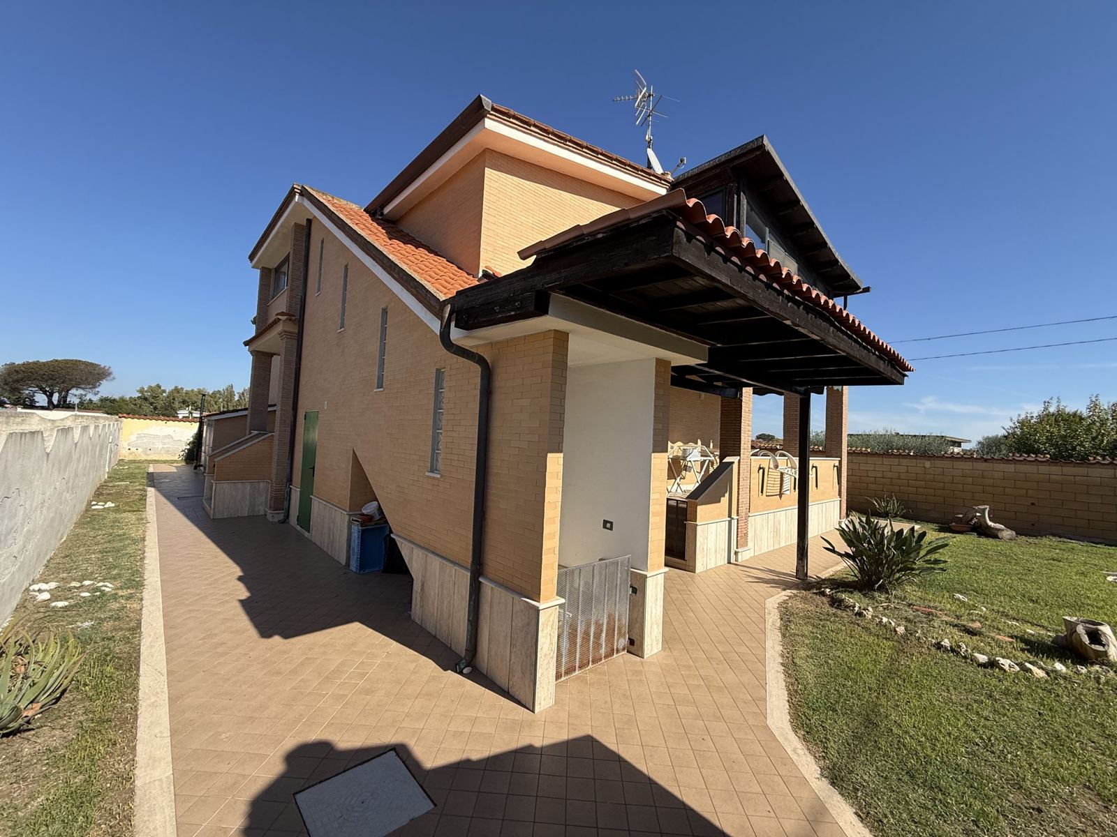 Villa con due appartamenti e giardino a Borgo Sabotino (Latina) — foto 3
